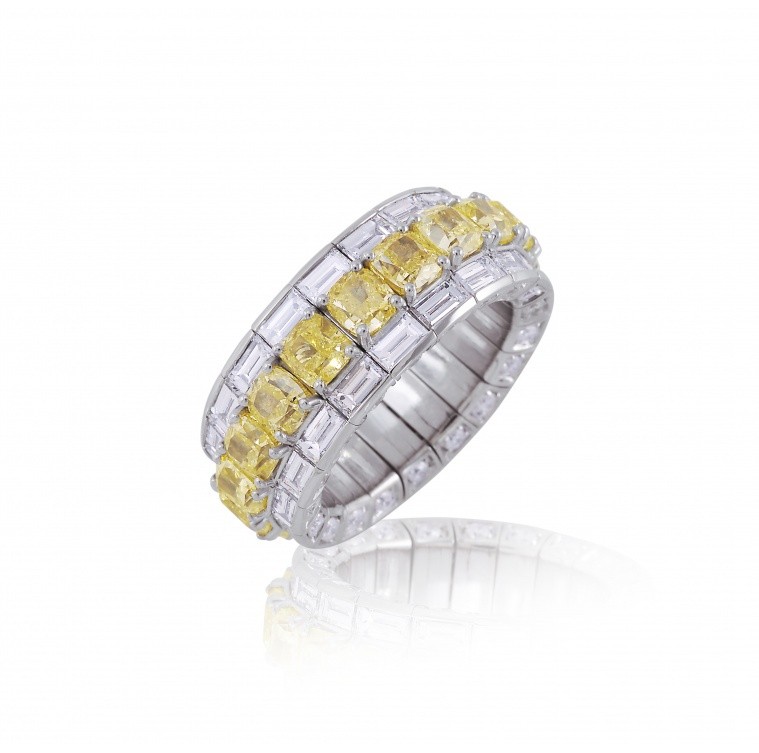 Yellow and white diamond ring in Palm Desert, California on El Paseo